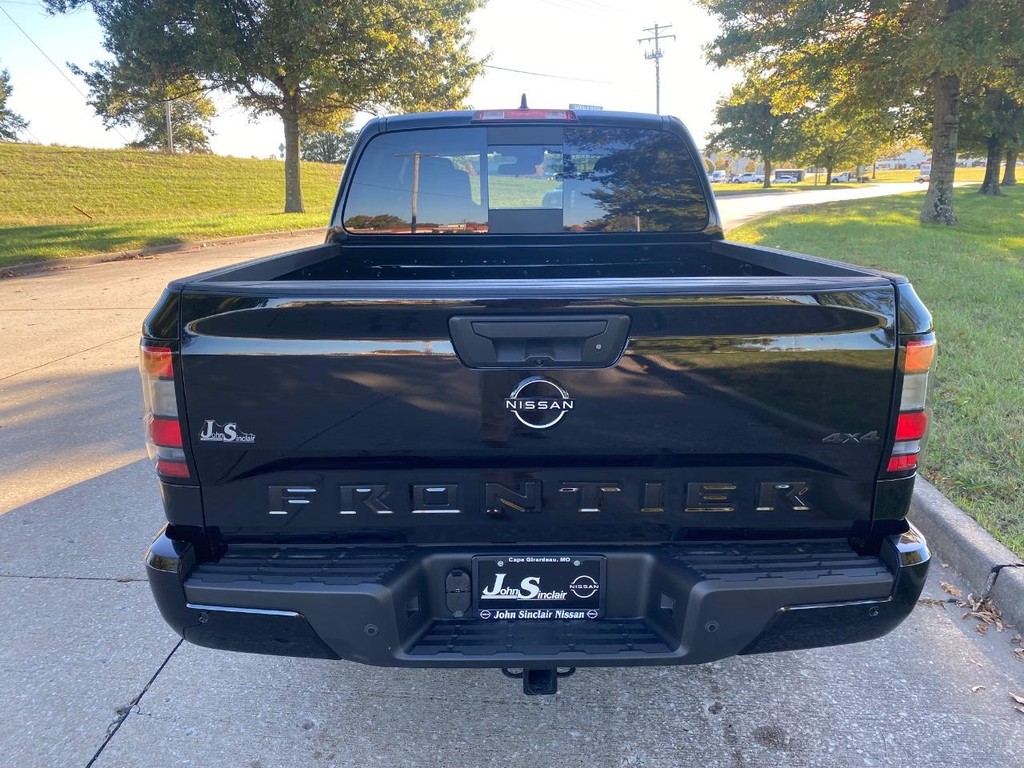 Nissan Frontier Vehicle Full-screen Gallery Image 19