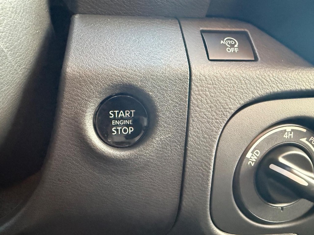 Nissan Frontier Vehicle Full-screen Gallery Image 02