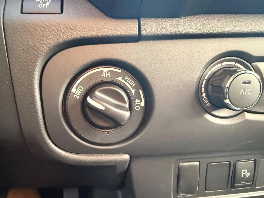 Nissan Frontier Vehicle Full-screen Gallery Image 03