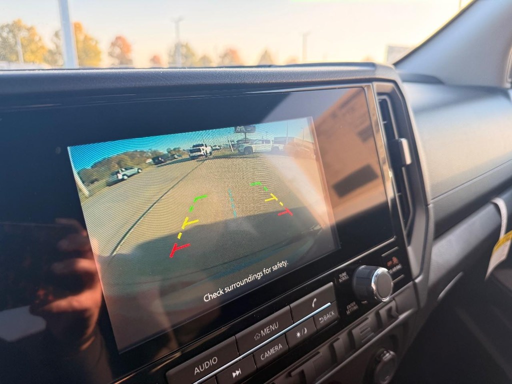 Nissan Frontier Vehicle Full-screen Gallery Image 04