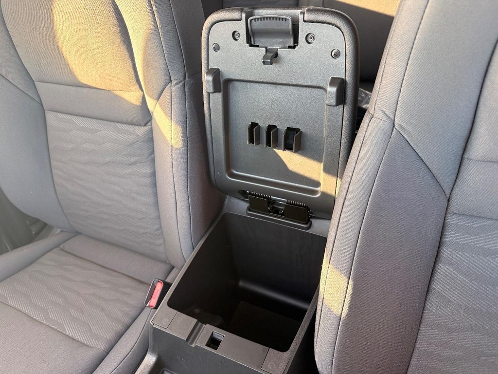 Nissan Frontier Vehicle Full-screen Gallery Image 05