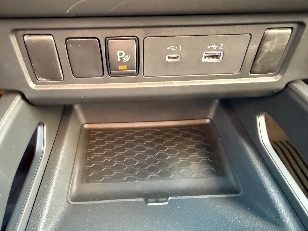 Nissan Frontier Vehicle Full-screen Gallery Image 07