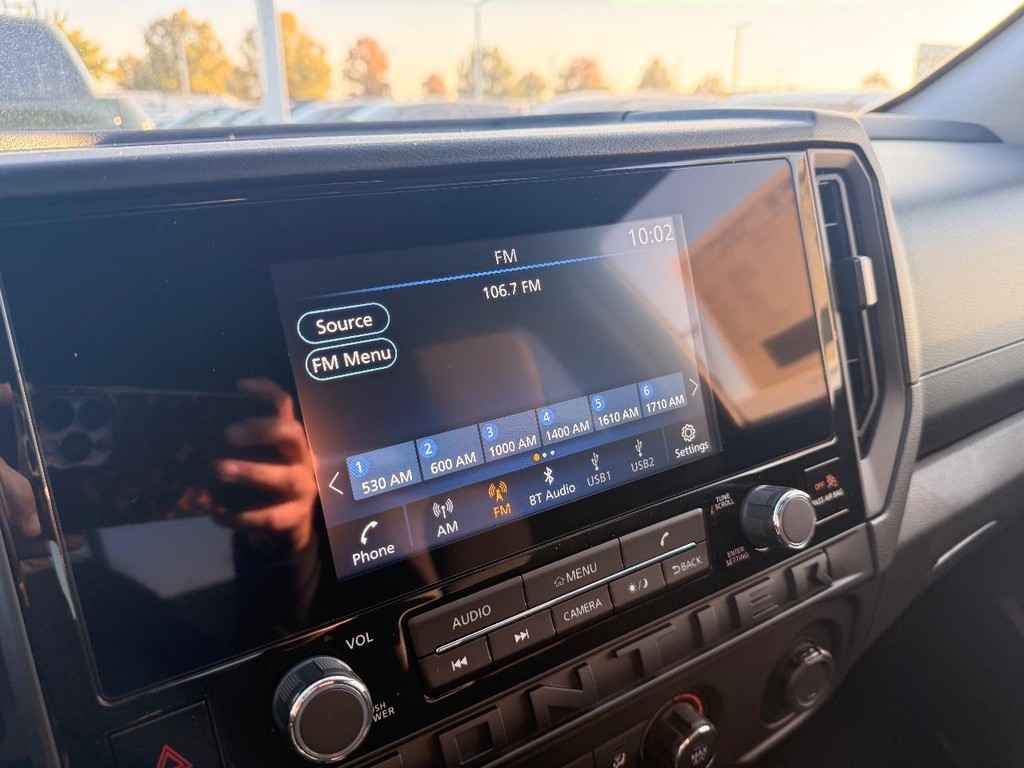 Nissan Frontier Vehicle Full-screen Gallery Image 09