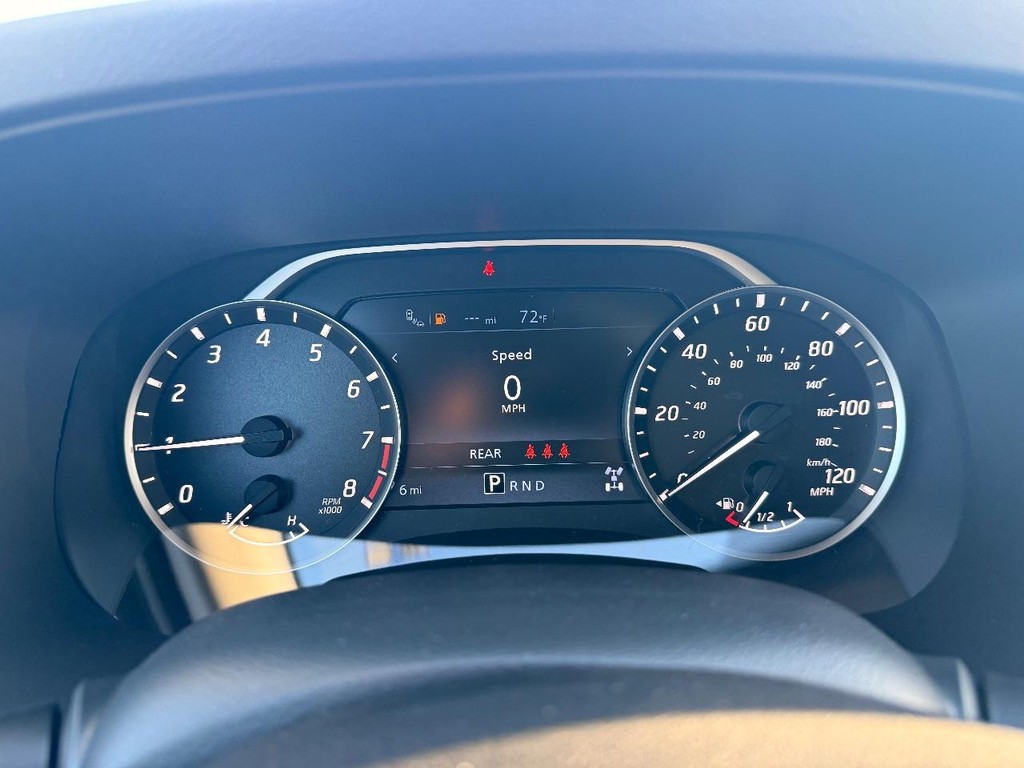 Nissan Frontier Vehicle Full-screen Gallery Image 10