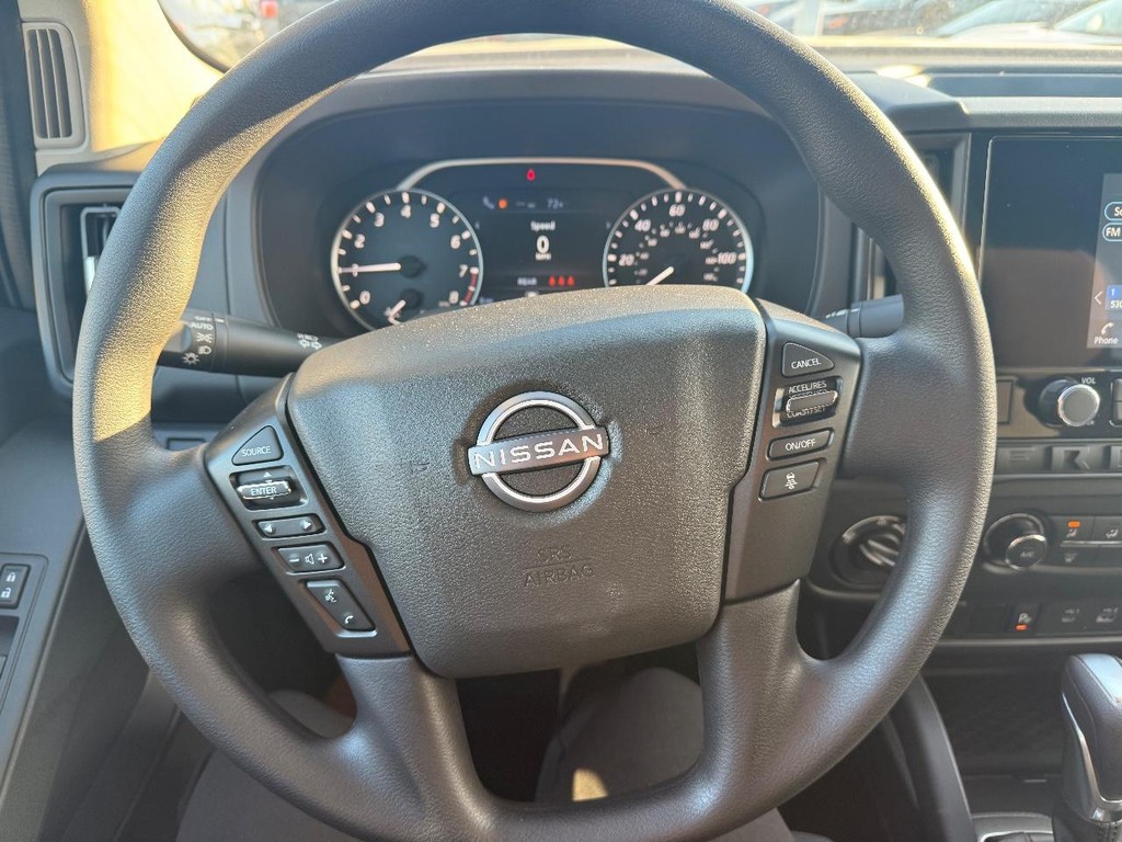 Nissan Frontier Vehicle Full-screen Gallery Image 11