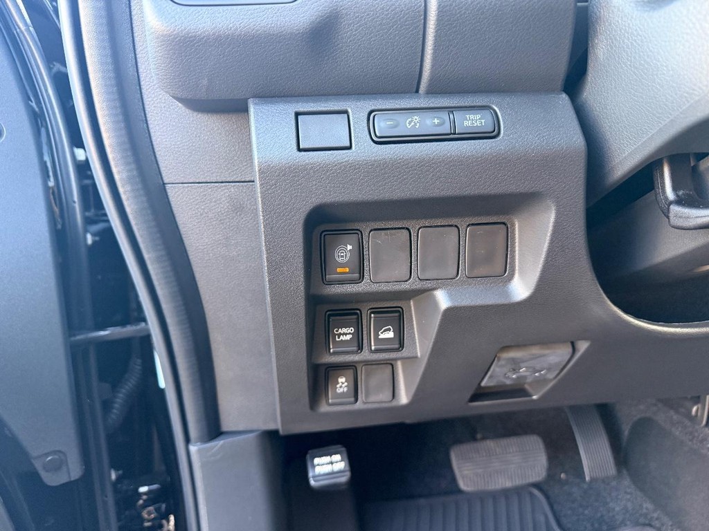 Nissan Frontier Vehicle Full-screen Gallery Image 12