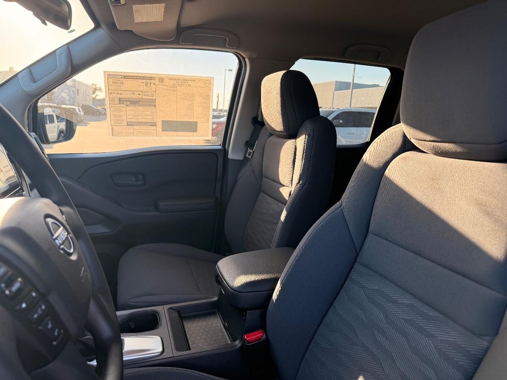 Nissan Frontier Vehicle Full-screen Gallery Image 13