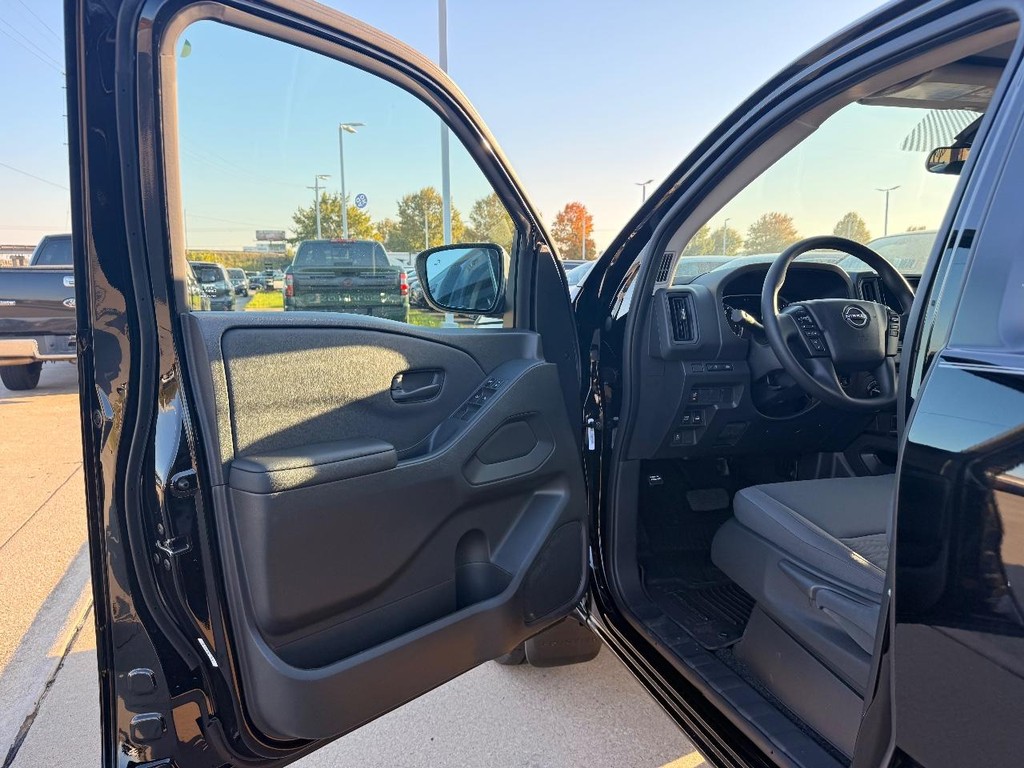 Nissan Frontier Vehicle Full-screen Gallery Image 14