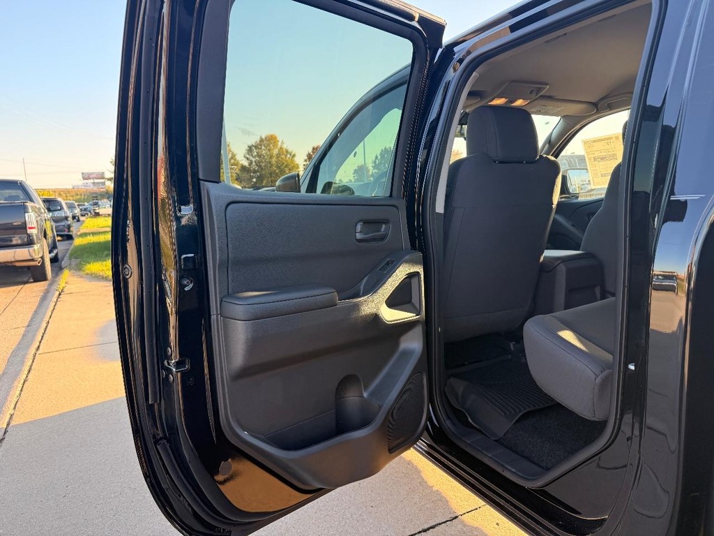 Nissan Frontier Vehicle Full-screen Gallery Image 15