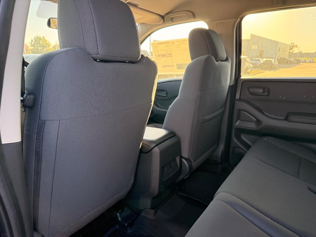 Nissan Frontier Vehicle Full-screen Gallery Image 16