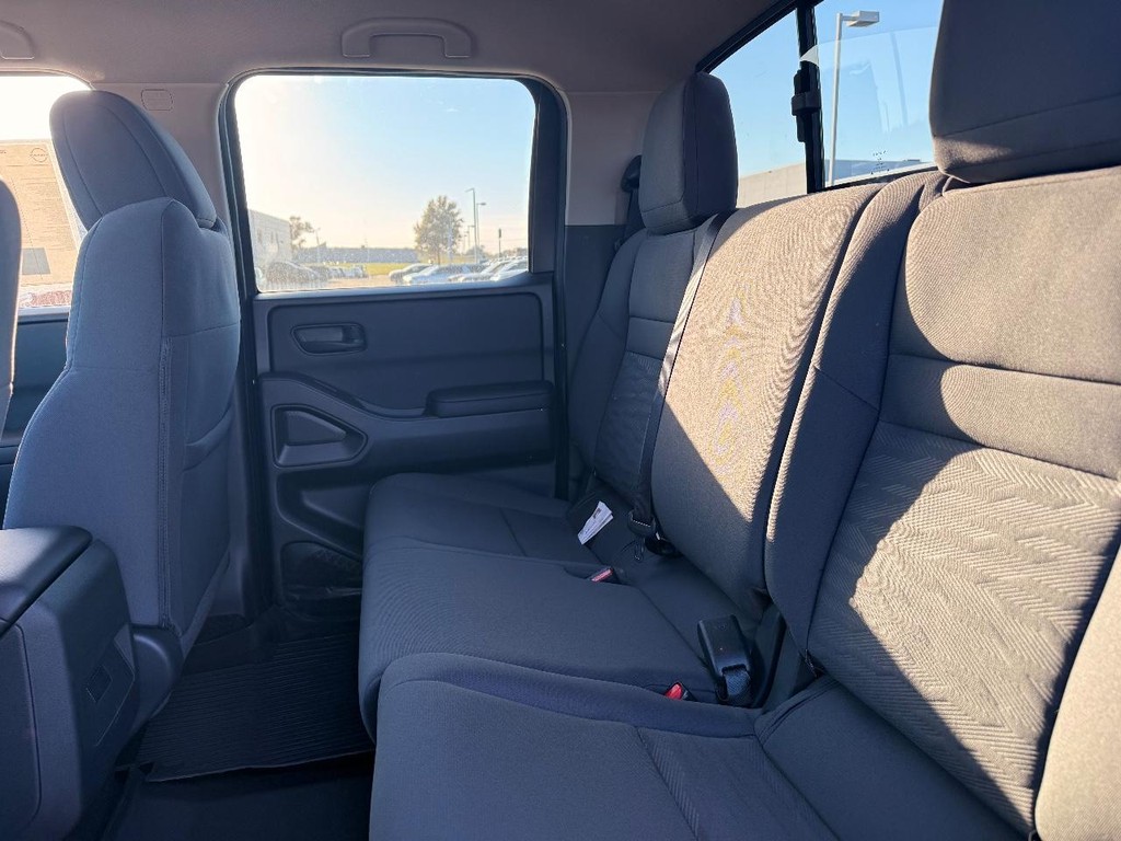 Nissan Frontier Vehicle Full-screen Gallery Image 17