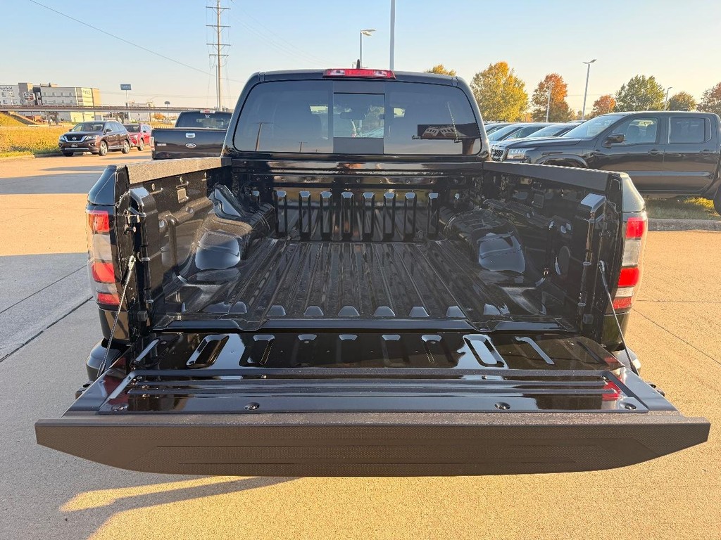 Nissan Frontier Vehicle Full-screen Gallery Image 18