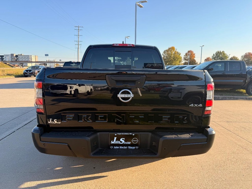 Nissan Frontier Vehicle Full-screen Gallery Image 19