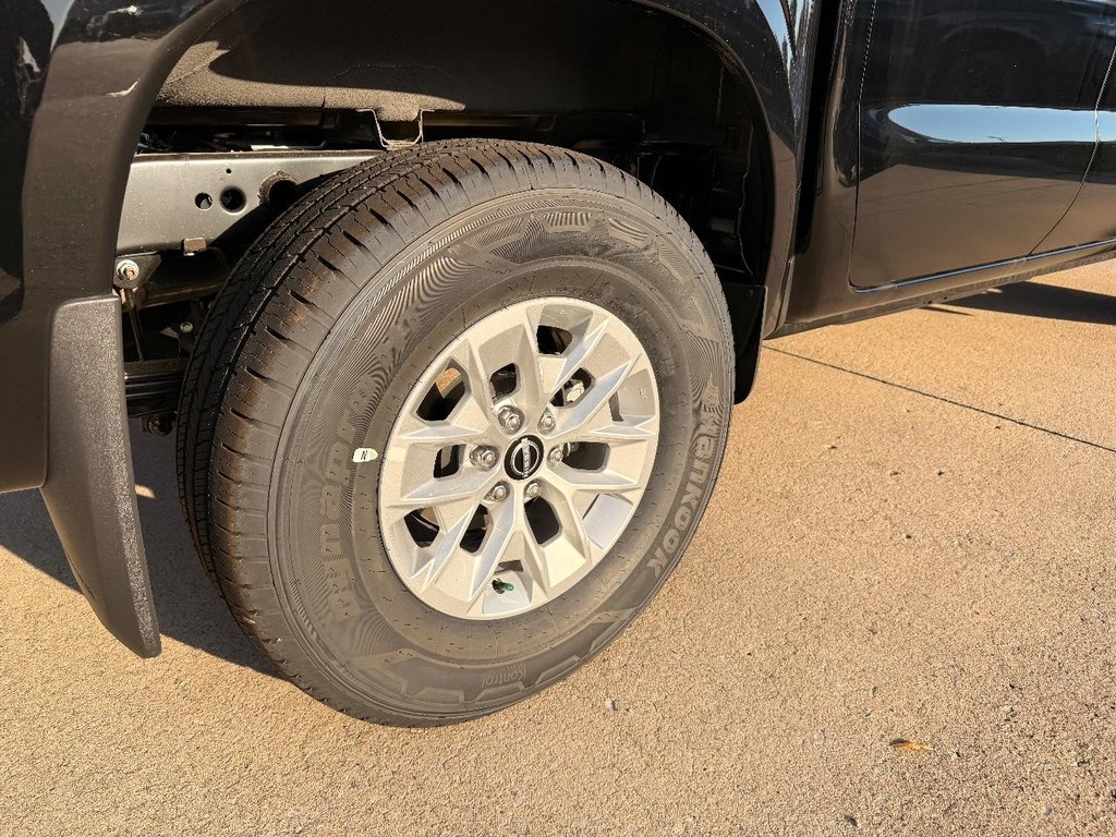 Nissan Frontier Vehicle Full-screen Gallery Image 20