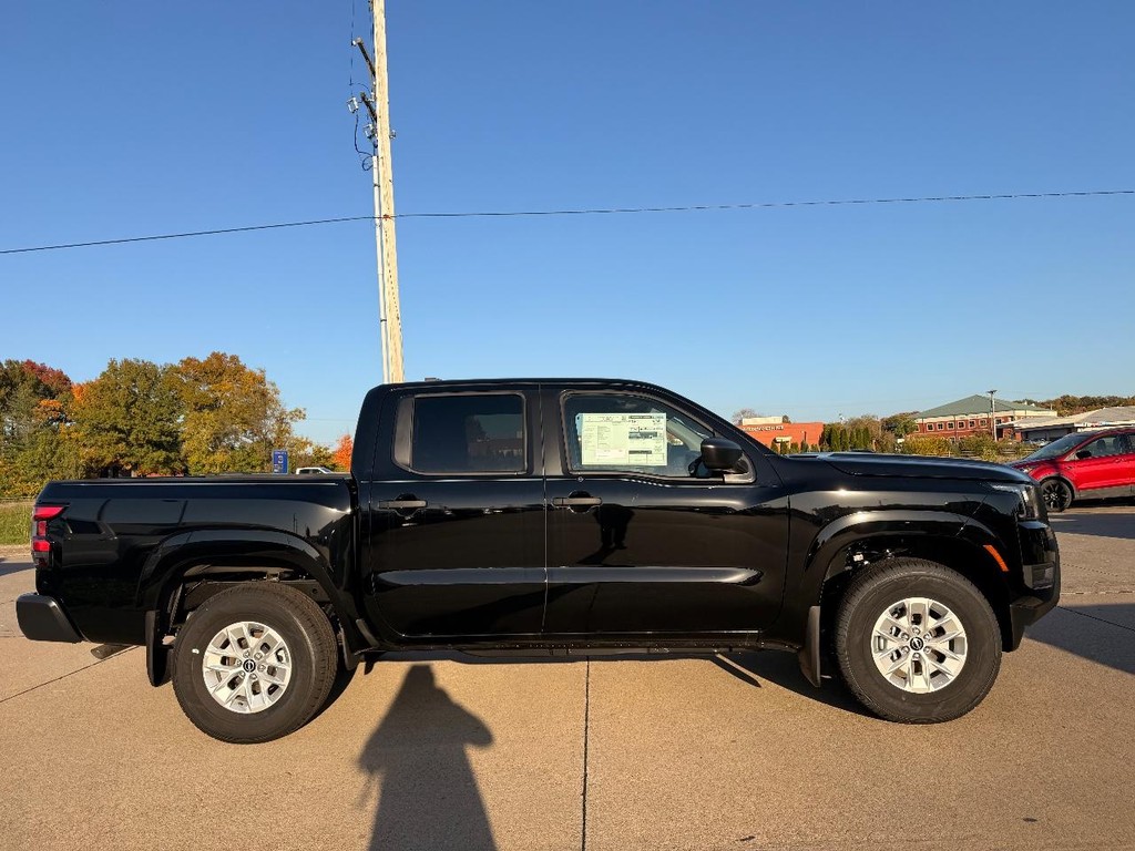 Nissan Frontier Vehicle Full-screen Gallery Image 21