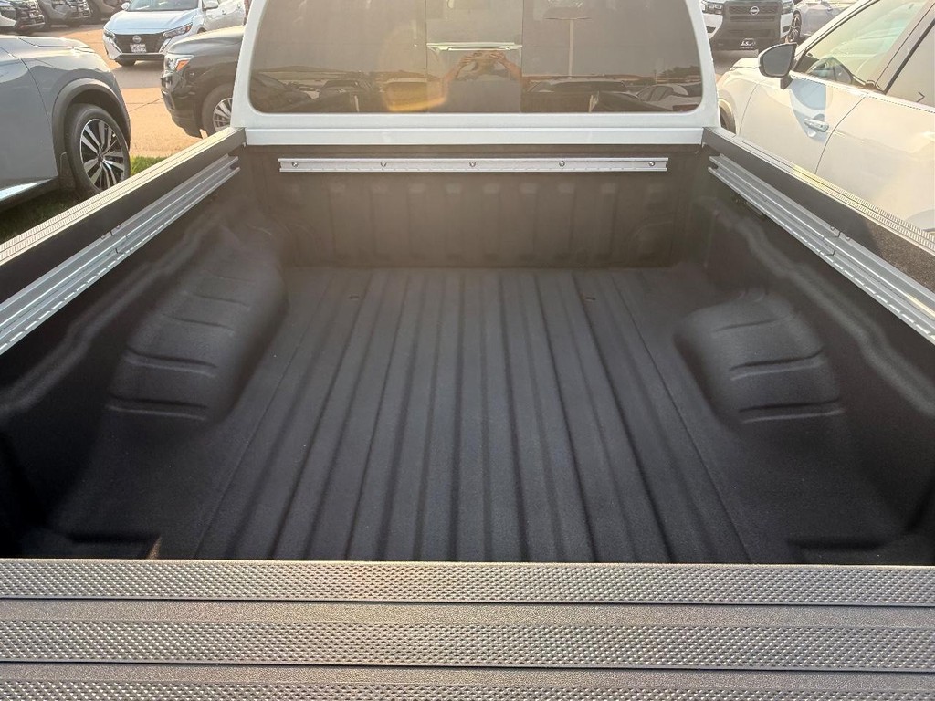 Nissan Frontier Vehicle Full-screen Gallery Image 06