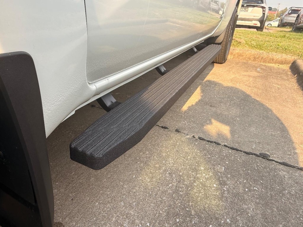 Nissan Frontier Vehicle Full-screen Gallery Image 07