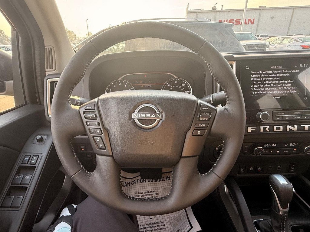 Nissan Frontier Vehicle Full-screen Gallery Image 08