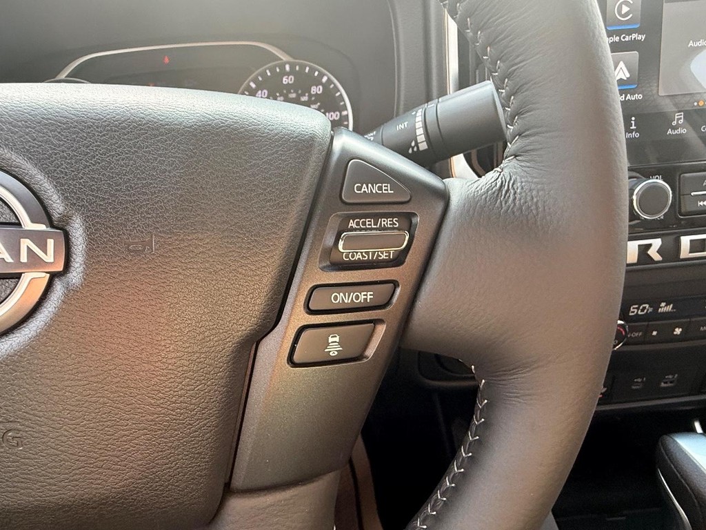 Nissan Frontier Vehicle Full-screen Gallery Image 09