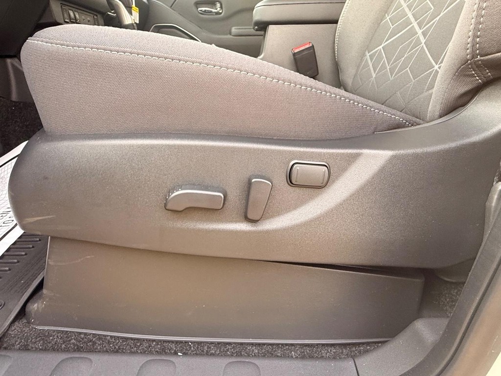 Nissan Frontier Vehicle Full-screen Gallery Image 11