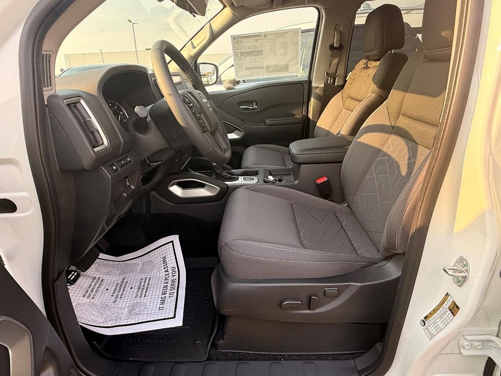 Nissan Frontier Vehicle Full-screen Gallery Image 12