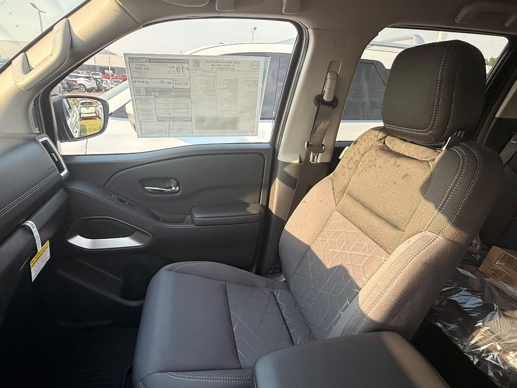 Nissan Frontier Vehicle Full-screen Gallery Image 13