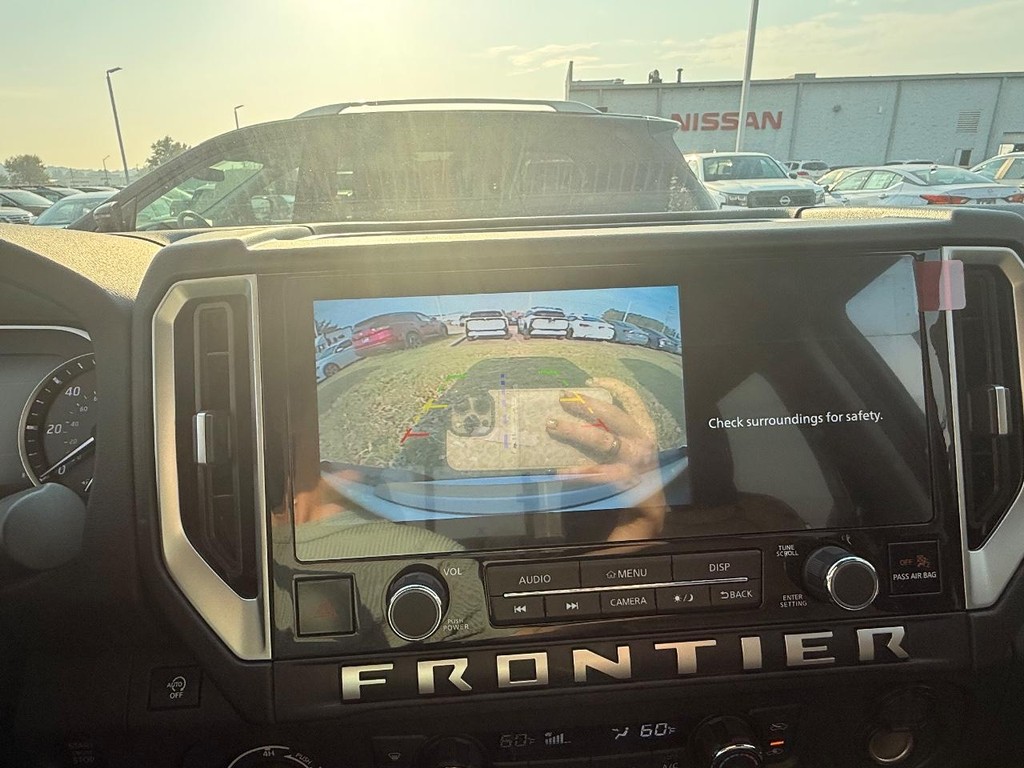 Nissan Frontier Vehicle Full-screen Gallery Image 14