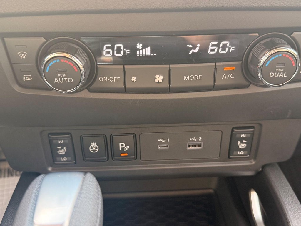 Nissan Frontier Vehicle Full-screen Gallery Image 17