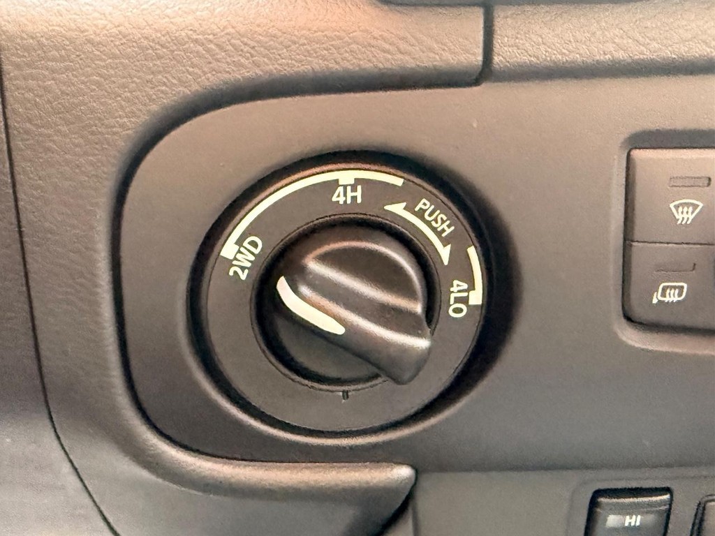 Nissan Frontier Vehicle Full-screen Gallery Image 19