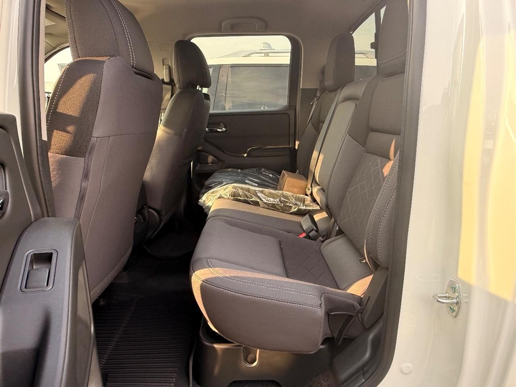 Nissan Frontier Vehicle Full-screen Gallery Image 20