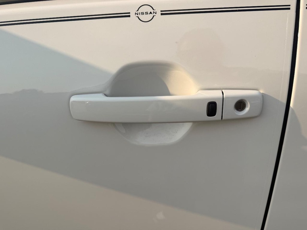 Nissan Frontier Vehicle Full-screen Gallery Image 21