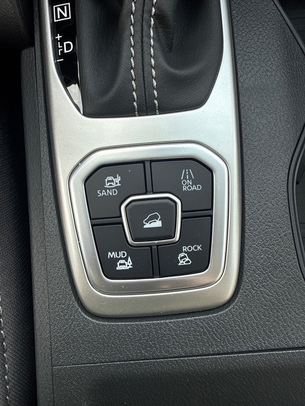 Nissan Frontier Vehicle Full-screen Gallery Image 22