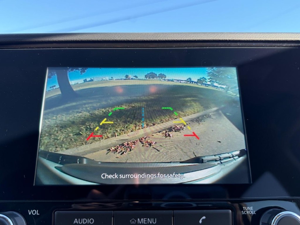 Nissan Frontier Vehicle Full-screen Gallery Image 02