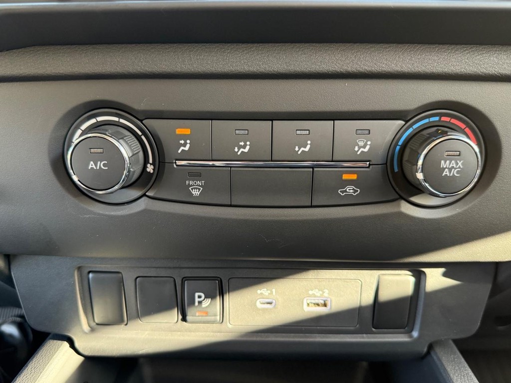 Nissan Frontier Vehicle Full-screen Gallery Image 03