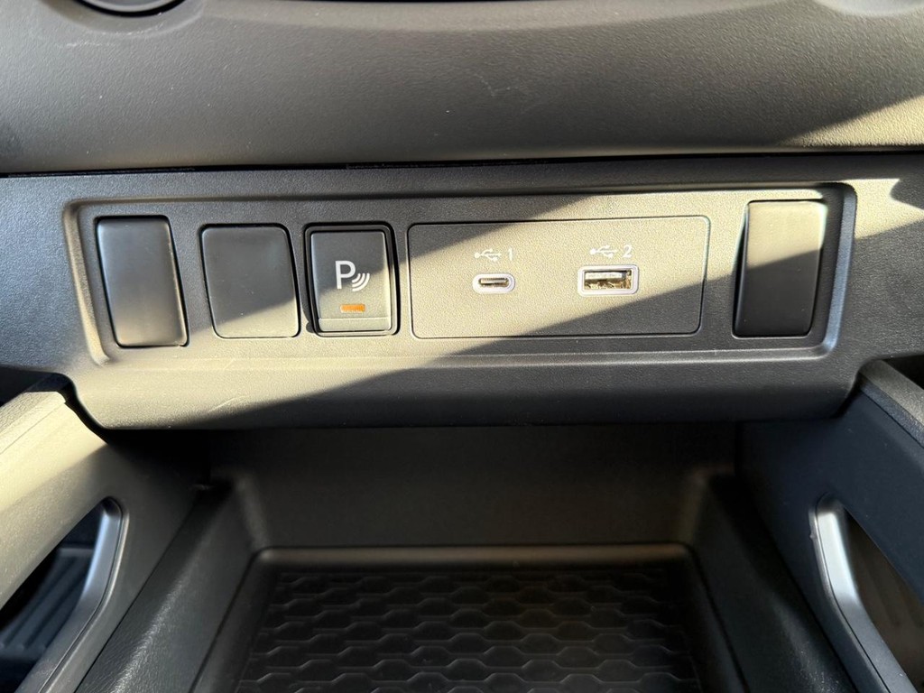 Nissan Frontier Vehicle Full-screen Gallery Image 04