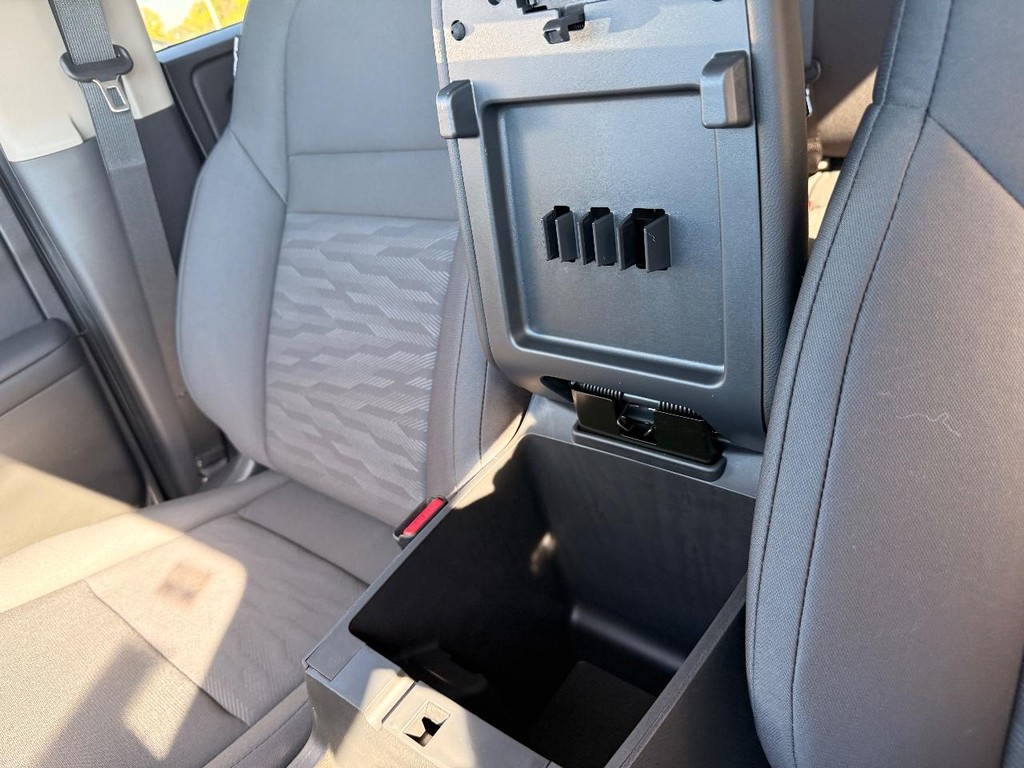 Nissan Frontier Vehicle Full-screen Gallery Image 08