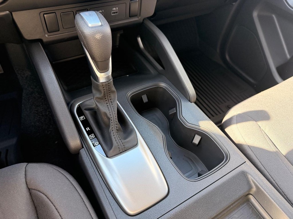 Nissan Frontier Vehicle Full-screen Gallery Image 09