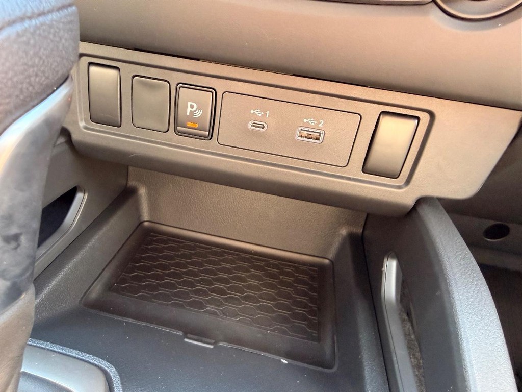 Nissan Frontier Vehicle Full-screen Gallery Image 10