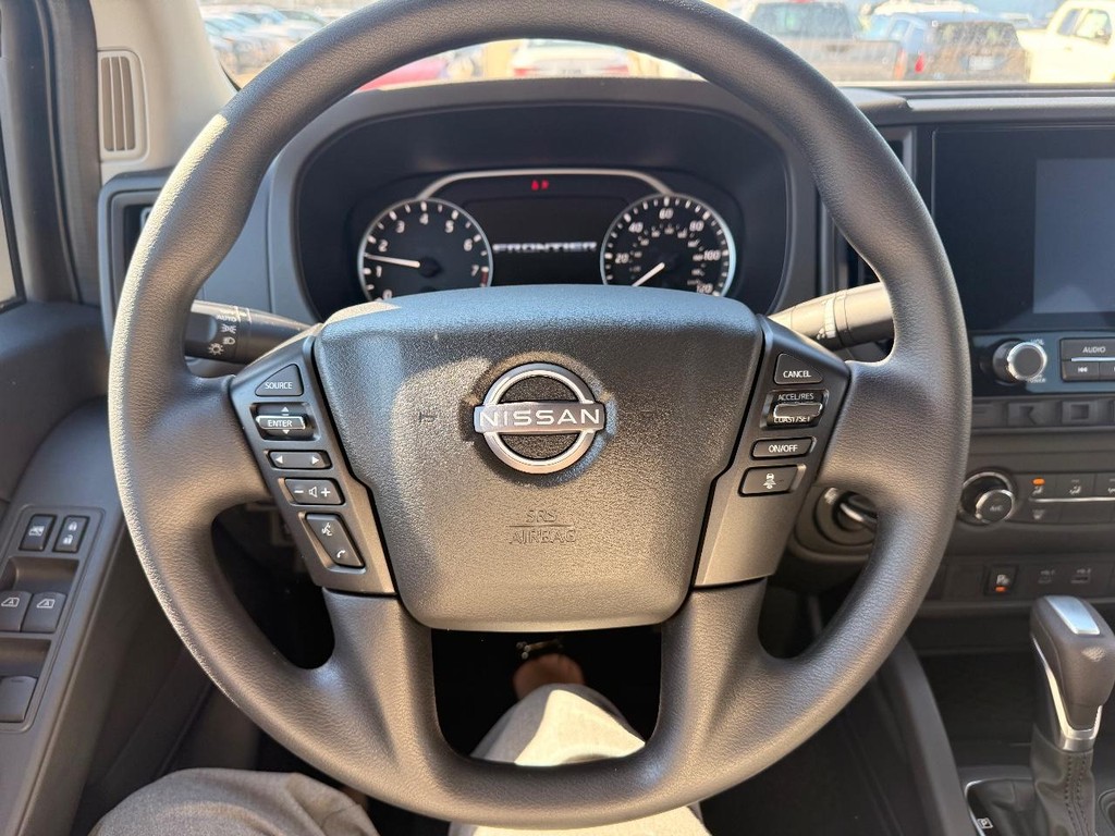 Nissan Frontier Vehicle Full-screen Gallery Image 15