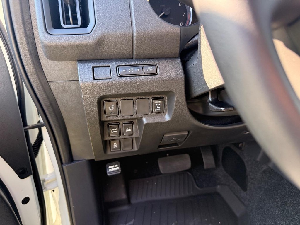 Nissan Frontier Vehicle Full-screen Gallery Image 16