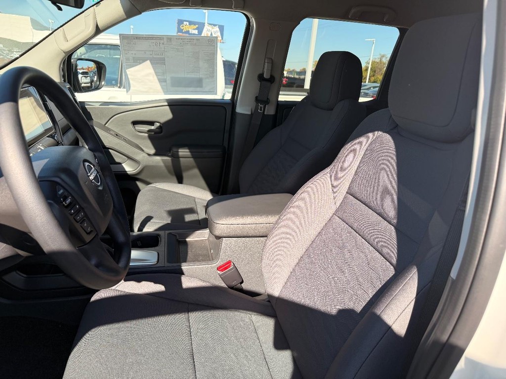 Nissan Frontier Vehicle Full-screen Gallery Image 17