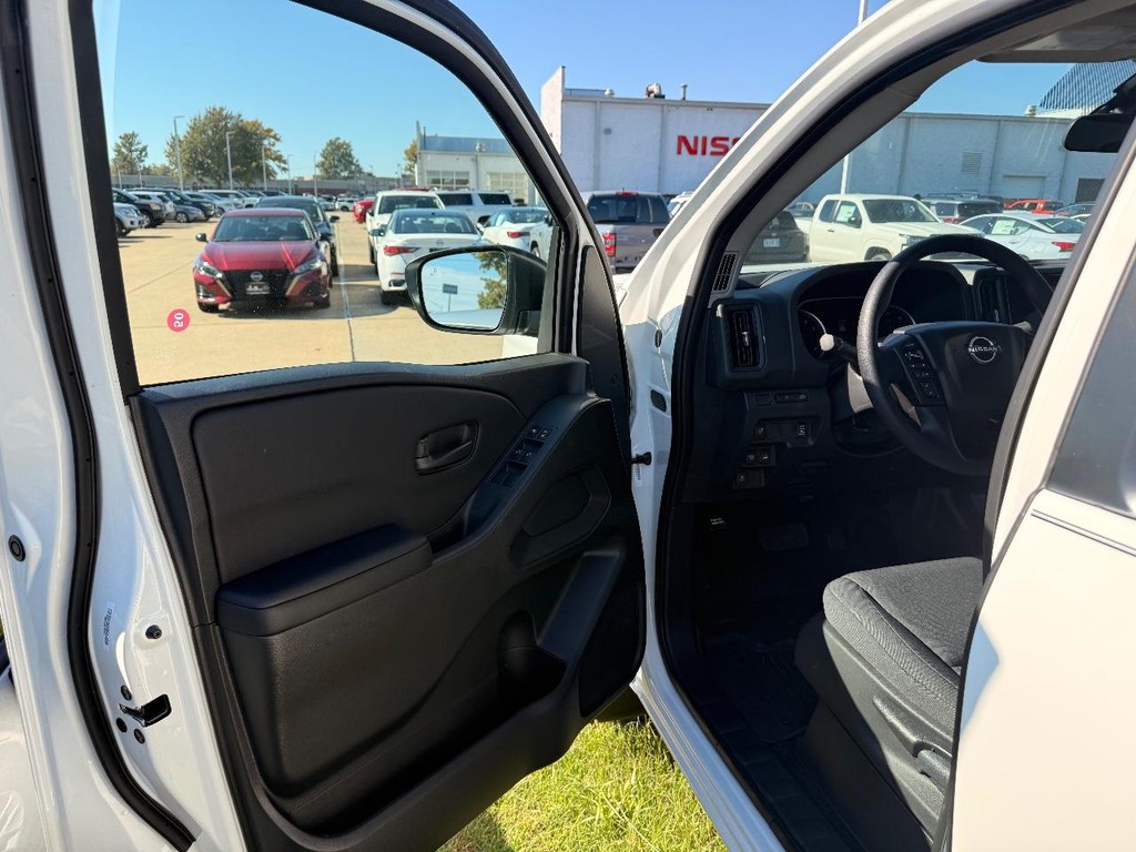 Nissan Frontier Vehicle Full-screen Gallery Image 18