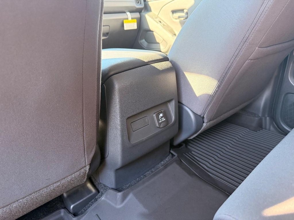 Nissan Frontier Vehicle Full-screen Gallery Image 19