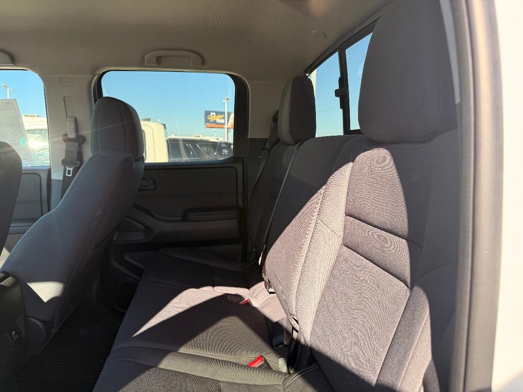 Nissan Frontier Vehicle Full-screen Gallery Image 20