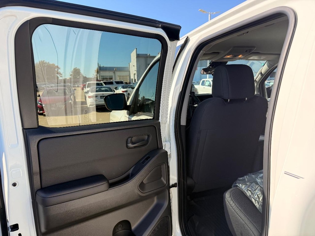 Nissan Frontier Vehicle Full-screen Gallery Image 21