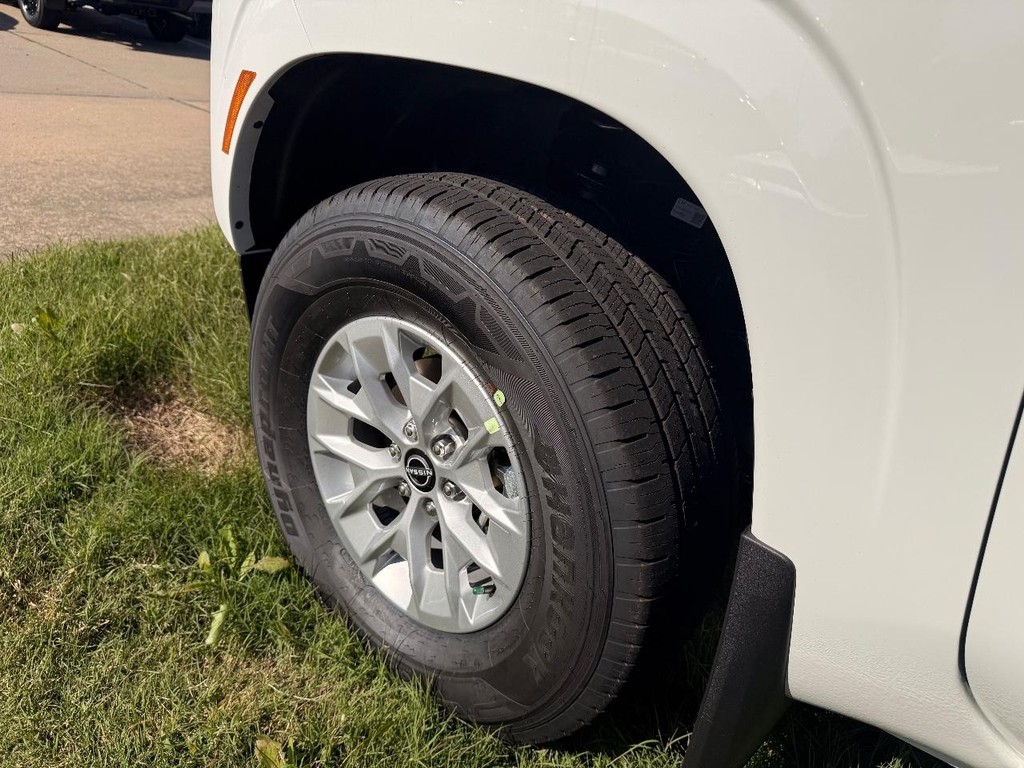 Nissan Frontier Vehicle Full-screen Gallery Image 22