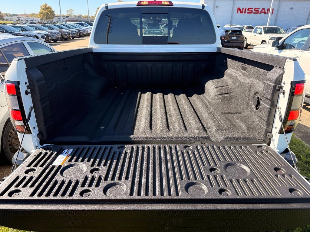 Nissan Frontier Vehicle Full-screen Gallery Image 23