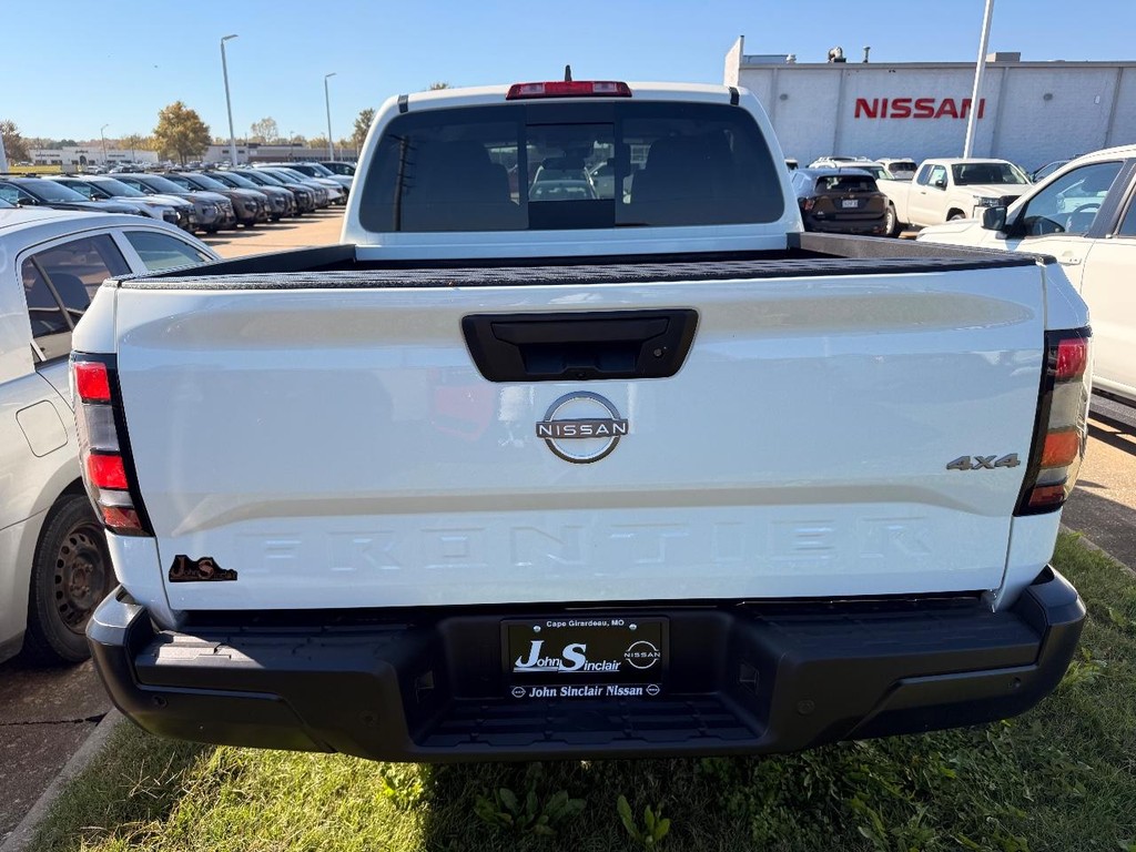 Nissan Frontier Vehicle Full-screen Gallery Image 24