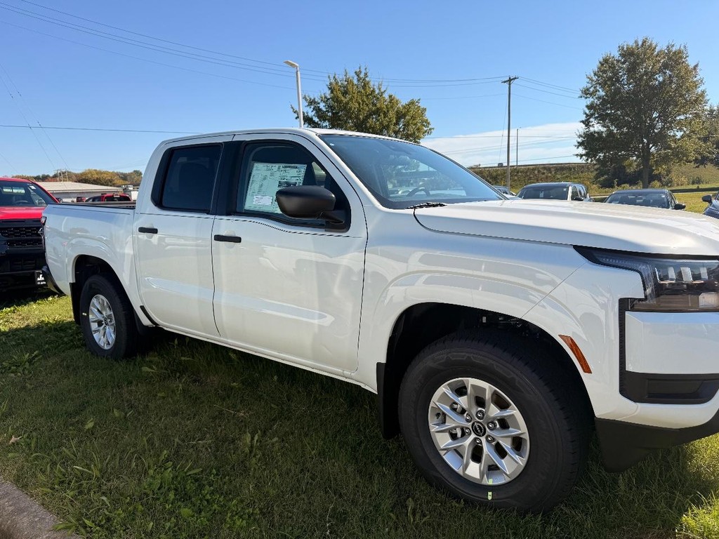 Nissan Frontier Vehicle Full-screen Gallery Image 26