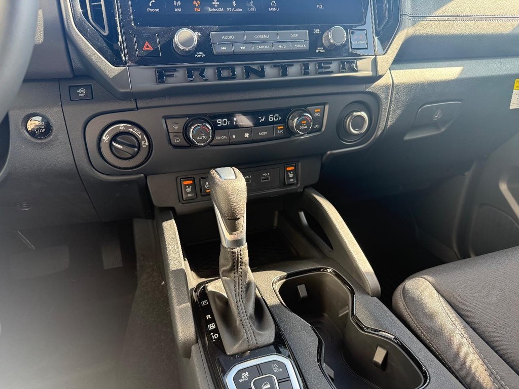 Nissan Frontier Vehicle Full-screen Gallery Image 04